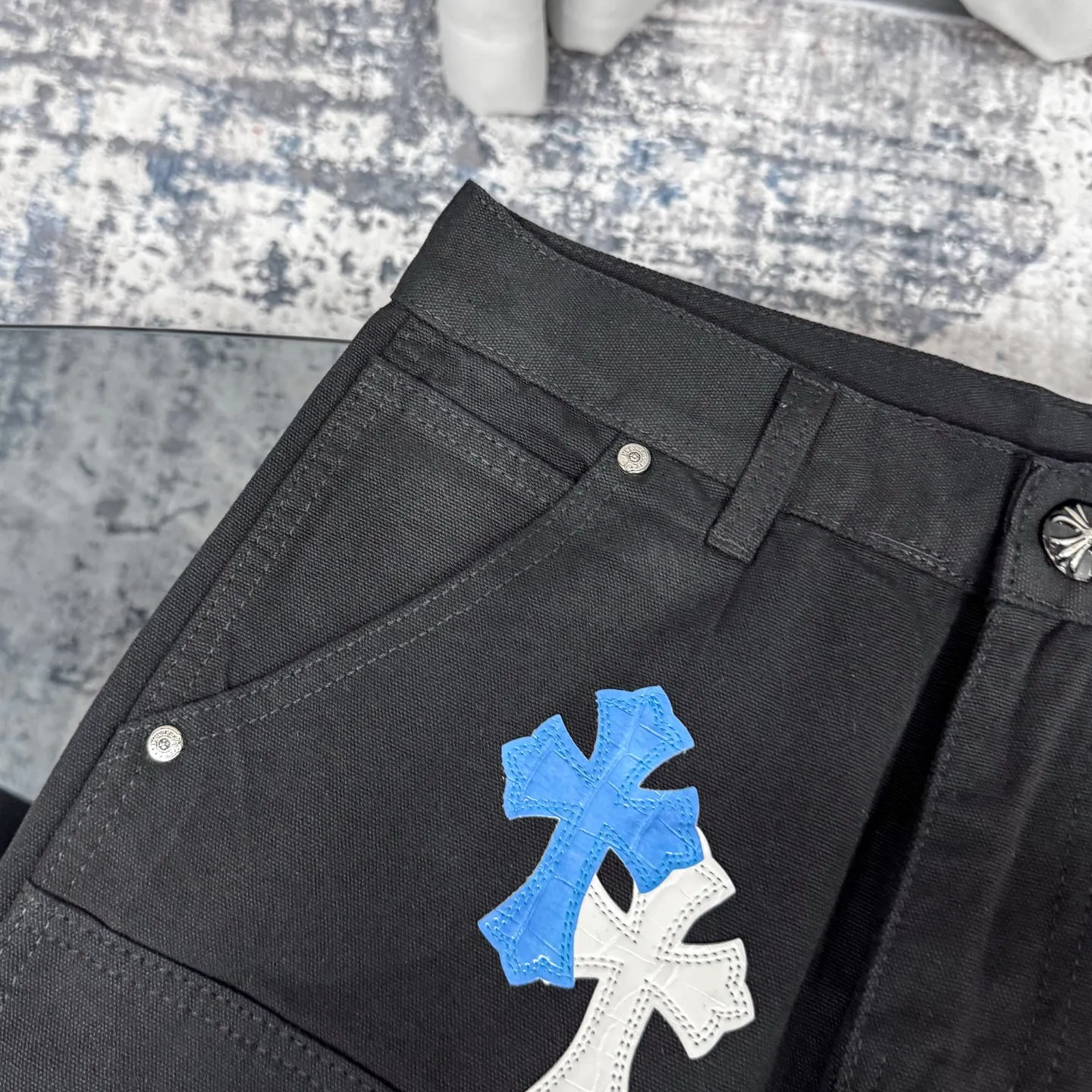 P280 Chrome Hearts/Chrome Hearts 25FW CH Workwear Logging Big Cross Leather Limited Edition Jeans (Black) Chrome Hearts are the most popular pants in color. Made of beaded canvas fabric, heavy washing makes the upper body of the fabric more textured and the pants are tall and straight! The three-dimensional cutting of the whole trousers is a masterpiece! The hardware is customized by zp. The beaded canvas fabric is thick and soft after being washed. It has good breathability. Customized small leather label. Unique design. The details are simple and elegant, and the workmanship is exquisite. The whole trousers are neatly routed and the details are in place! It’s so cool that both men and women can easily control the genderless trend!  Color: black Size: 28/30/32/34/36 Waist: 69/74/79/84/89 Knee: 50/51.5/53/54.5/56 Pants length: 102/104/106/108/110